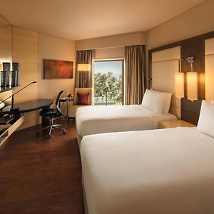 	 Executive Lounge Access Guest room 2 Twins